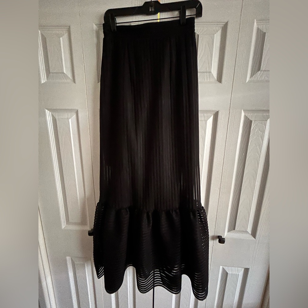 Black H&M skirt. Size 6. Perfect for weddings or date night.